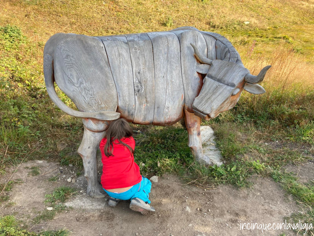 Mucca di legno da mungere Mucca di legno da mungere
