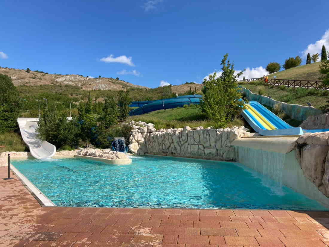 Parco acquatico piscine con gli scivoli Parco acquatico villaggio della salute più