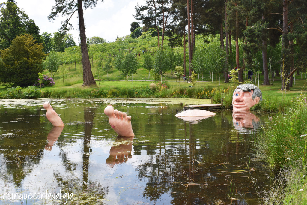 Il gigante a mollo nel laghetto Alnwick Garden