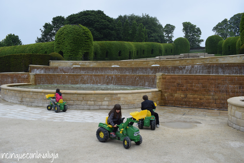 Trattori per i bambini vicino alla fontana Fontana Alnwick Garden