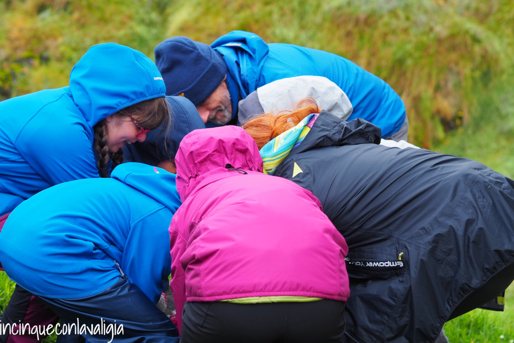 I bambini che tentano di sollevare la pietra di Marijun Visita guidata con bambini Isole Faroe