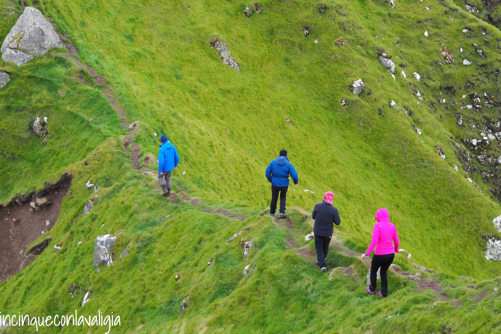 Con la guida verso il point of view Escursioni isole Faroe con guida