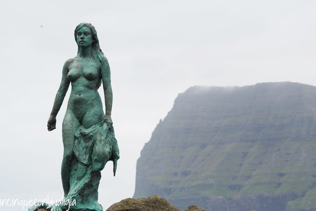La statua della donna-foca a Kalsoy La statua della donna foca a Kalsoy