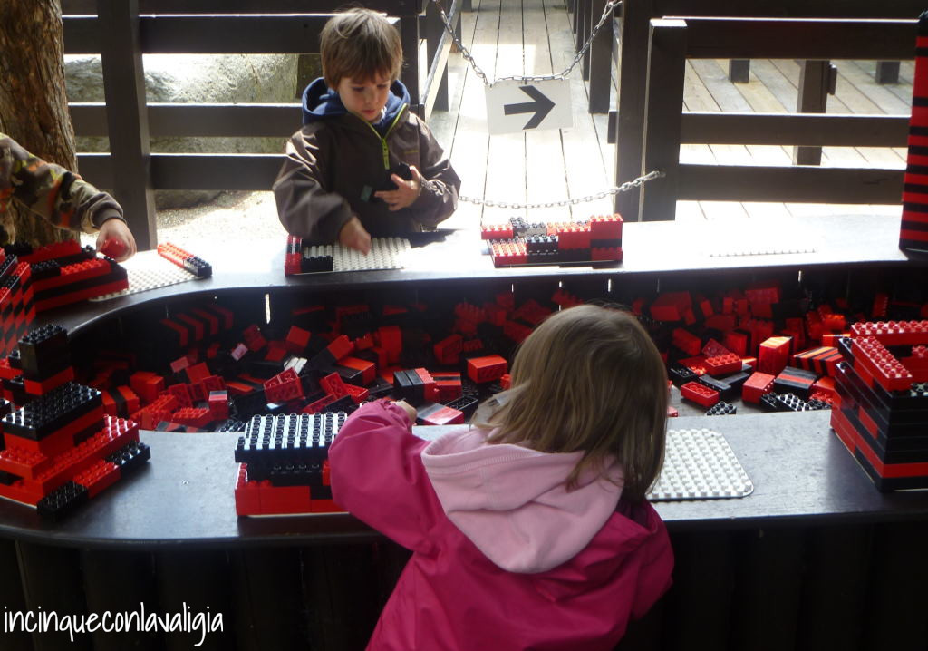 Vasche pieni di lego per ingannare l'attesa