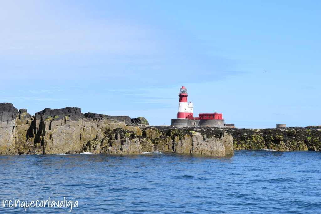 Il faro rosso e bianco di Longstone Island Faro di Longstone Island