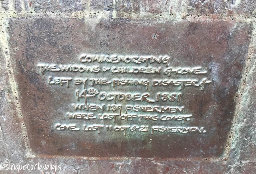 Lapide commemorativa Cove Harbour Scritta al memoriale di Cove Harbour