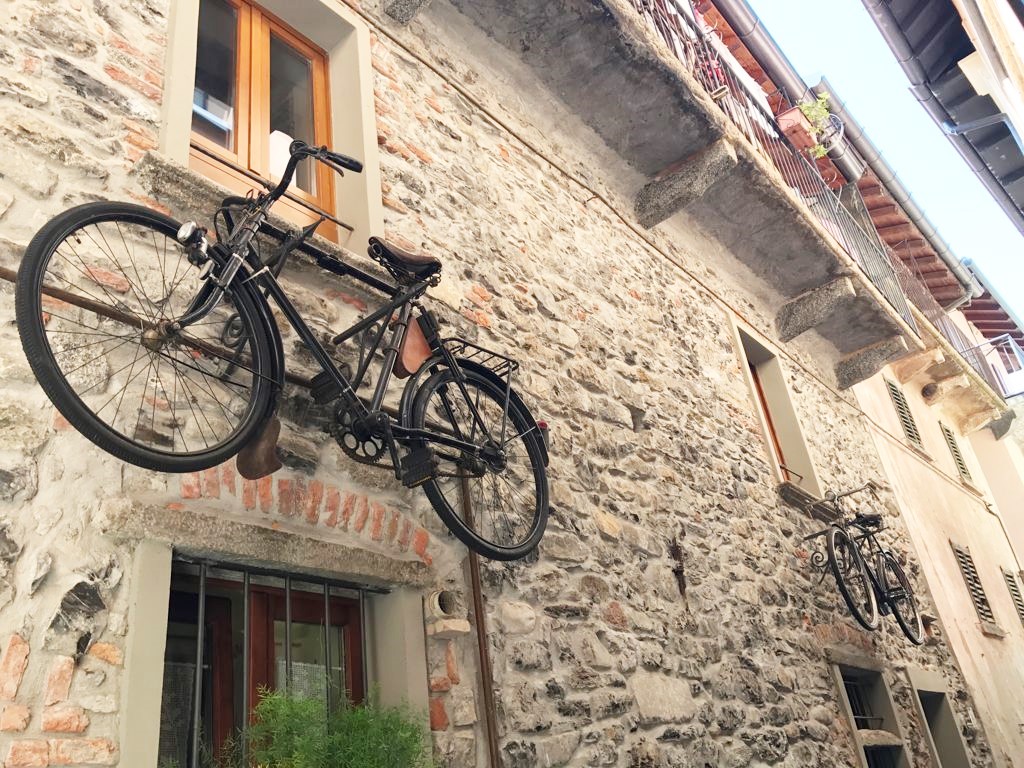 San Giovanni biciclette appese