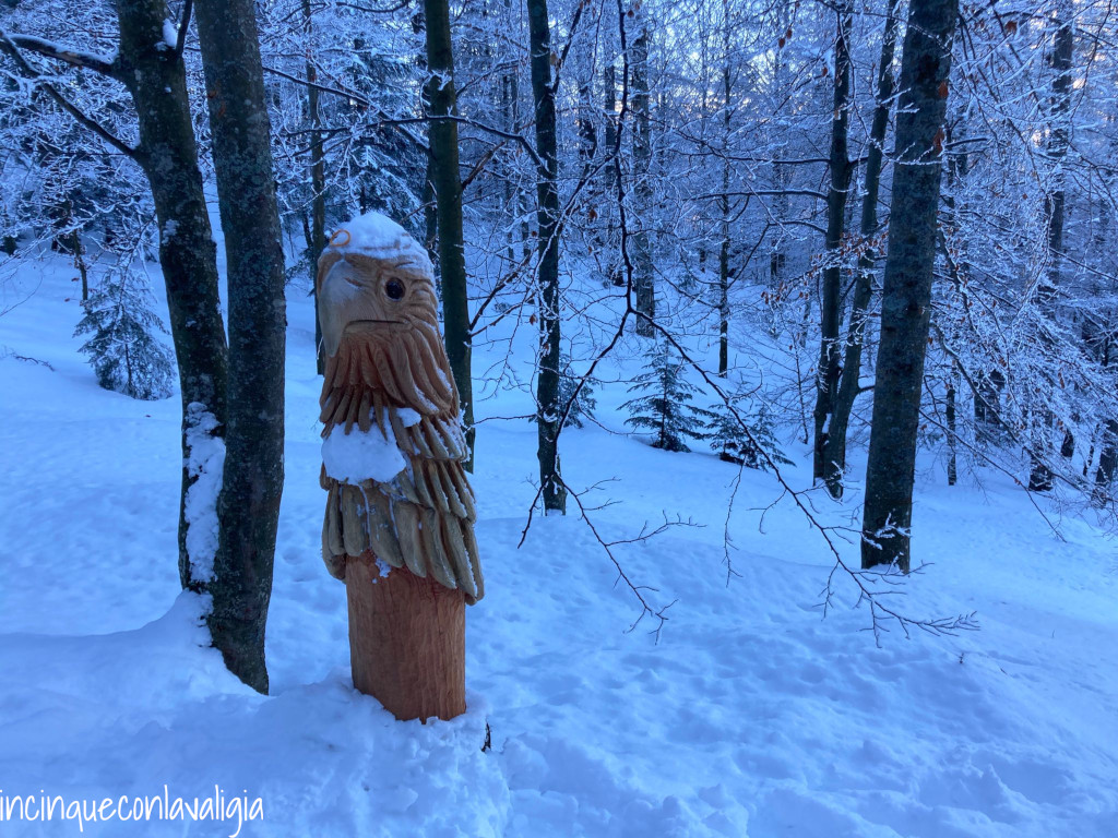 Sculture di legno nel bosco Sculture di legno nel bosco