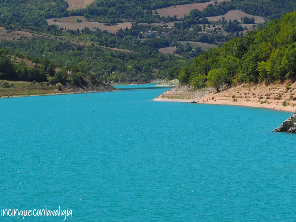 Le acque turchesi del Lago di Fiastra Lago di Fiastra