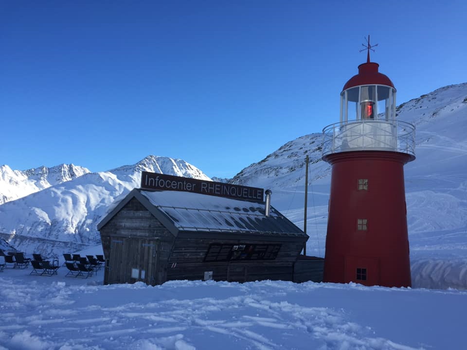 Il faro delle Alpi in inverno Faro nella neve in Svizzera