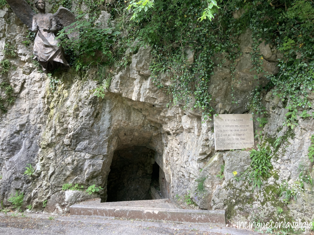 Via crucis nella grotta Grotta via crucis