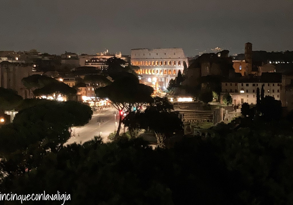 Colosseo illuminato di notte