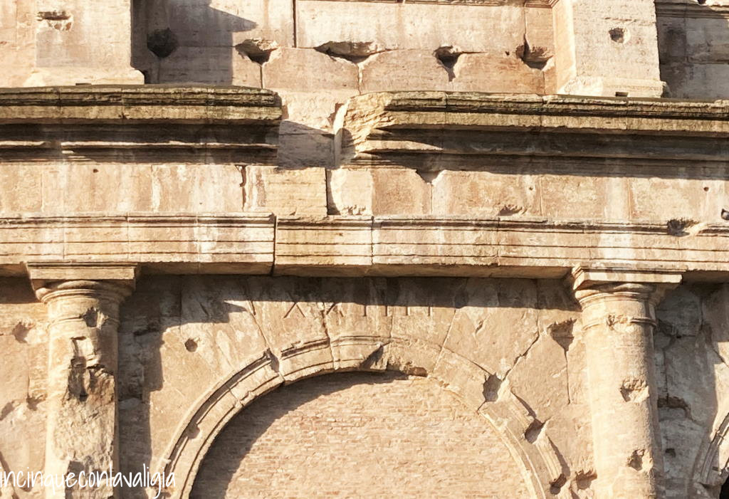 Numeri romani agli ingressi del Colosseo Esterno Colosseo ingressi