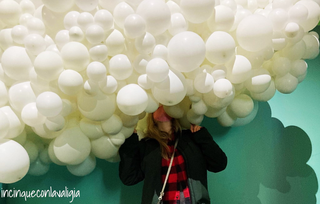 Testa tra le nuvole, installazione palloncini Testa fra le nuvole