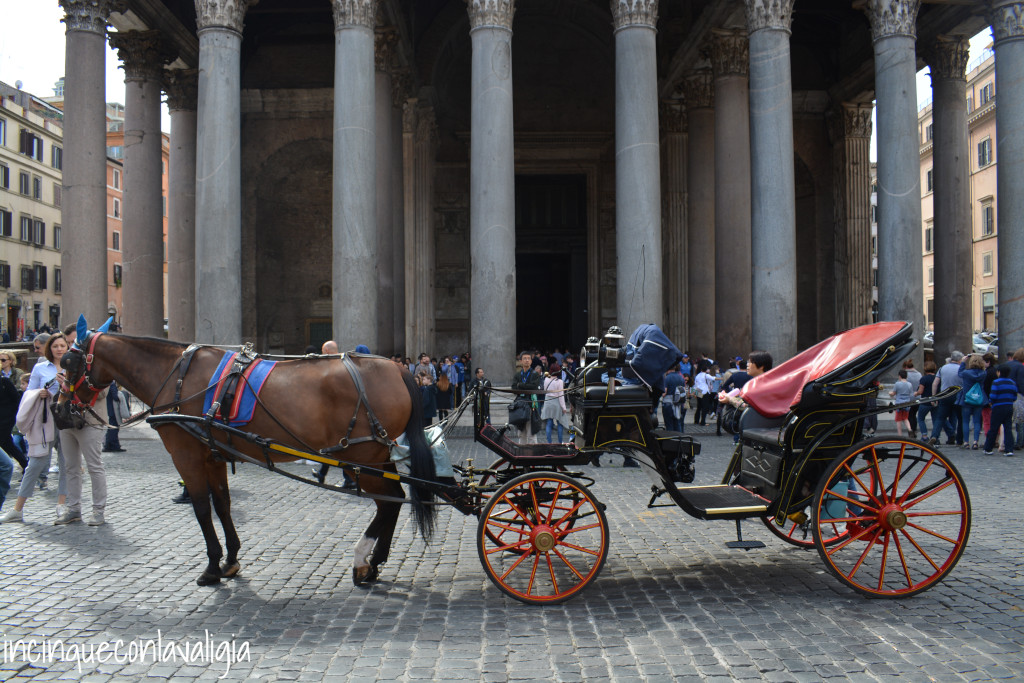 Carrozza con i cavalli davanti al Pantheon Carrozza con i cavalli davanti al Pantheon