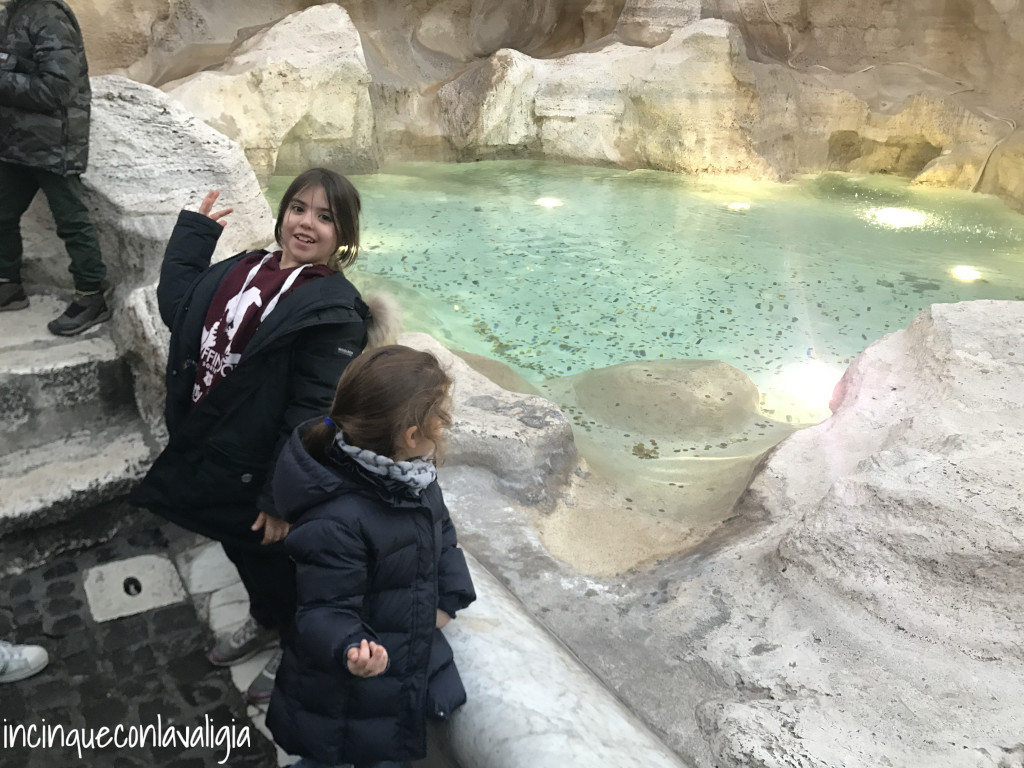 Gettare la monetina a Fontana di Trevi
