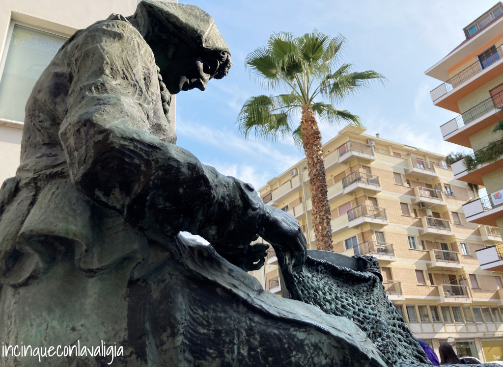 La statua della Retara San Benedetto del Tronto La retara statua San Benedetto del Tronto