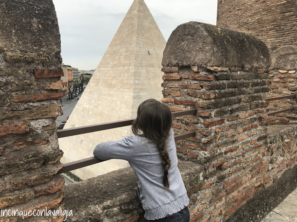 Piramide Cestia con bambini