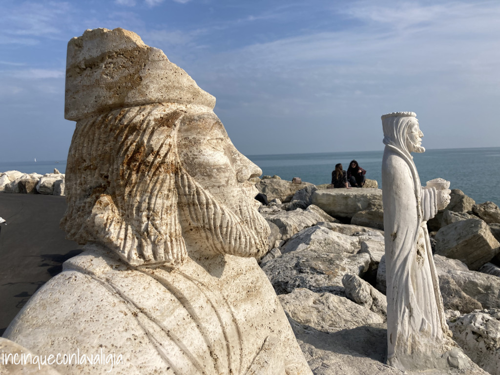 Sculture sul lungomare San Benedetto del Tronto Statue sul molo San Benedetto del Tronto