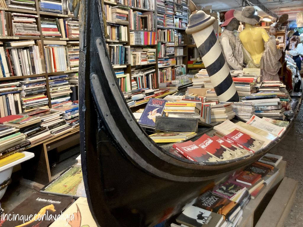 Libri nelle gondole Libreria Acqua Alta Venezia Gondole Librerie Acqua Alta