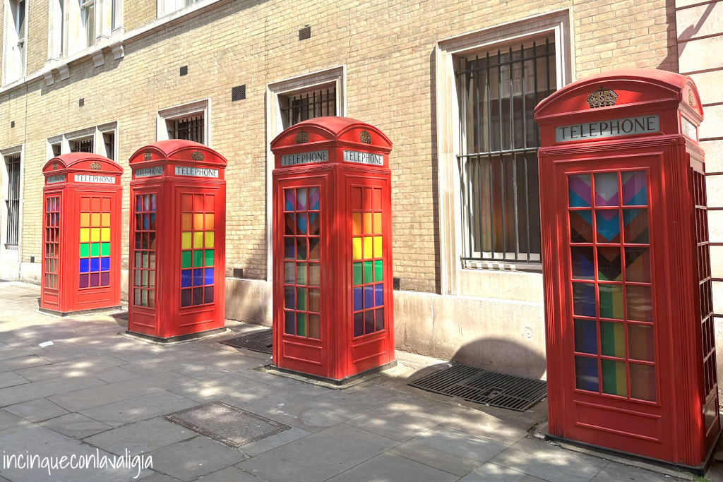 Broad Court cabine telefoniche colorate