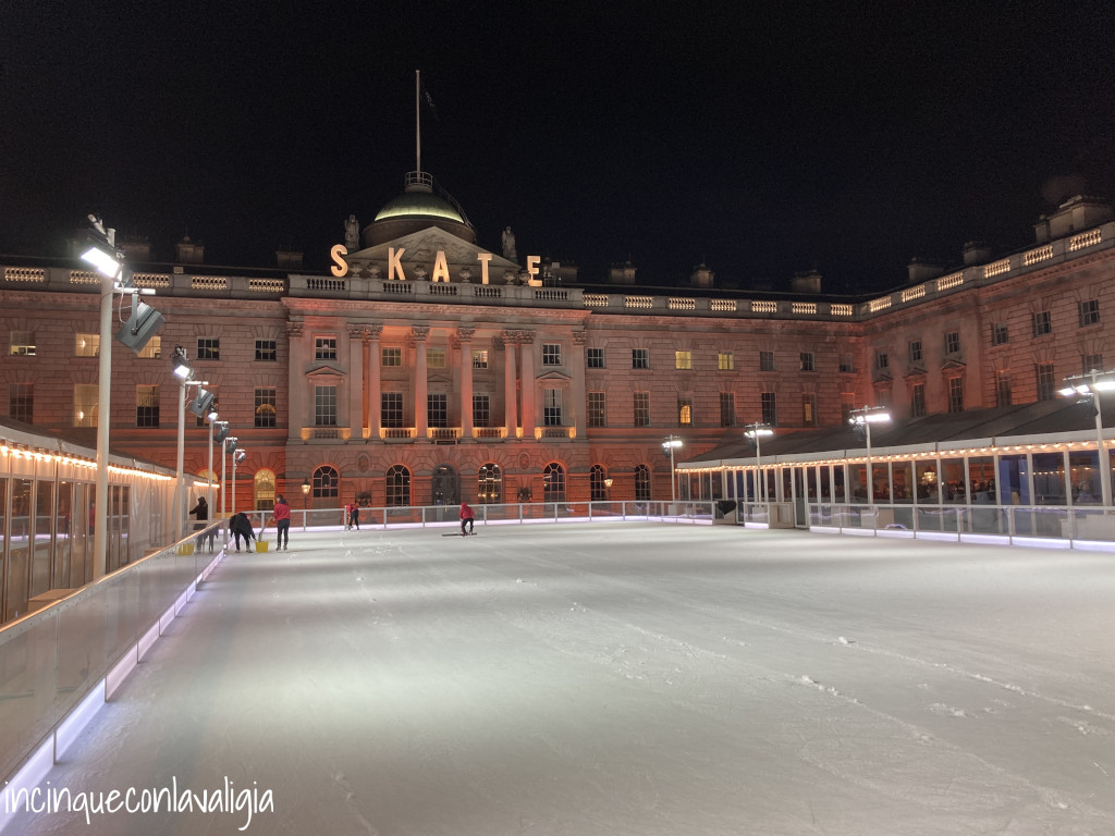 Pista di pattinaggio sul ghiaccio Somerset House Londra Pista di pattinaggio Somerset House Natale a Londra