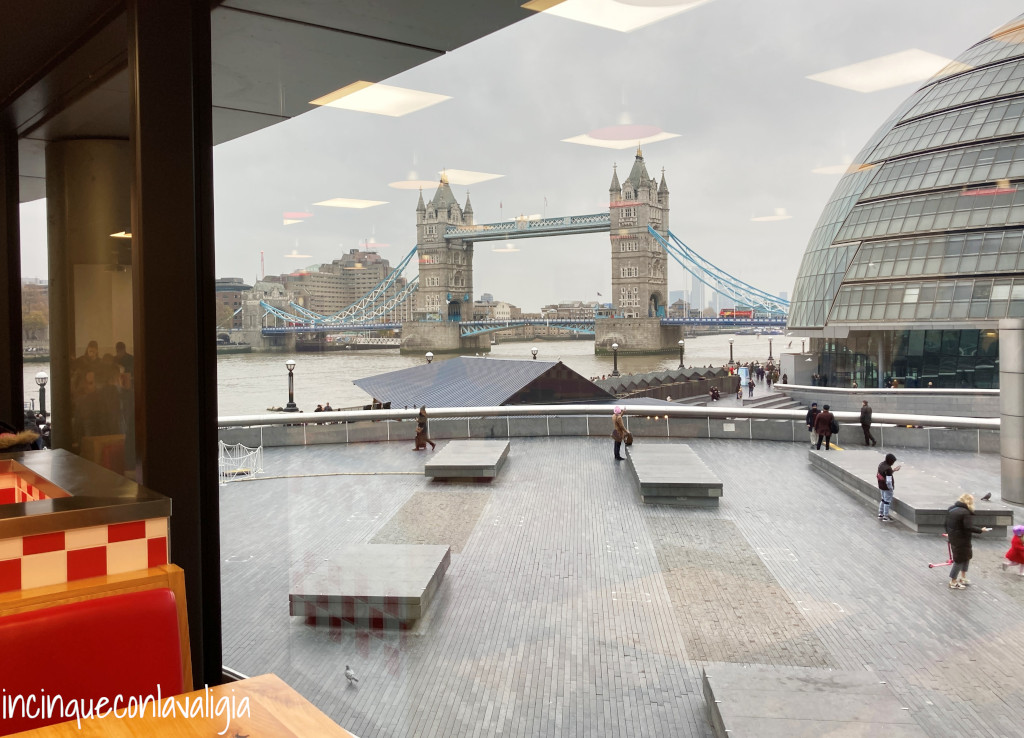 Five Guys Tower Bridge vicino alla Torre di Londra