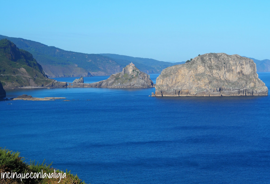 Vista di Gaztelugatxe dal faro La vista di Gaztelugatxe dal faro