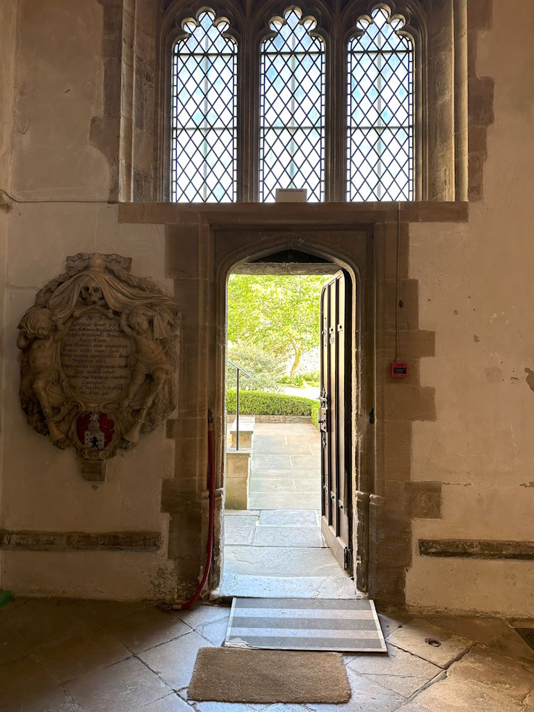 La porticina che porta al giardino segreto di Alice nel Paese delle meraviglie