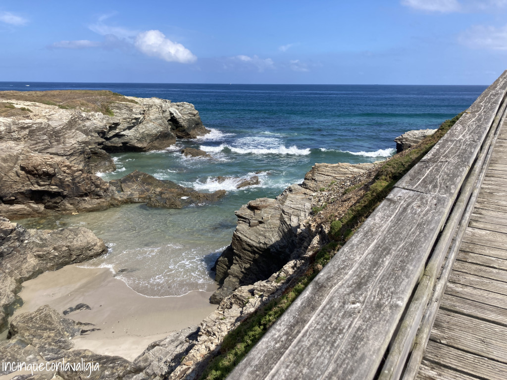 Passerella lungo la costa della spiaggia delle cattedrali